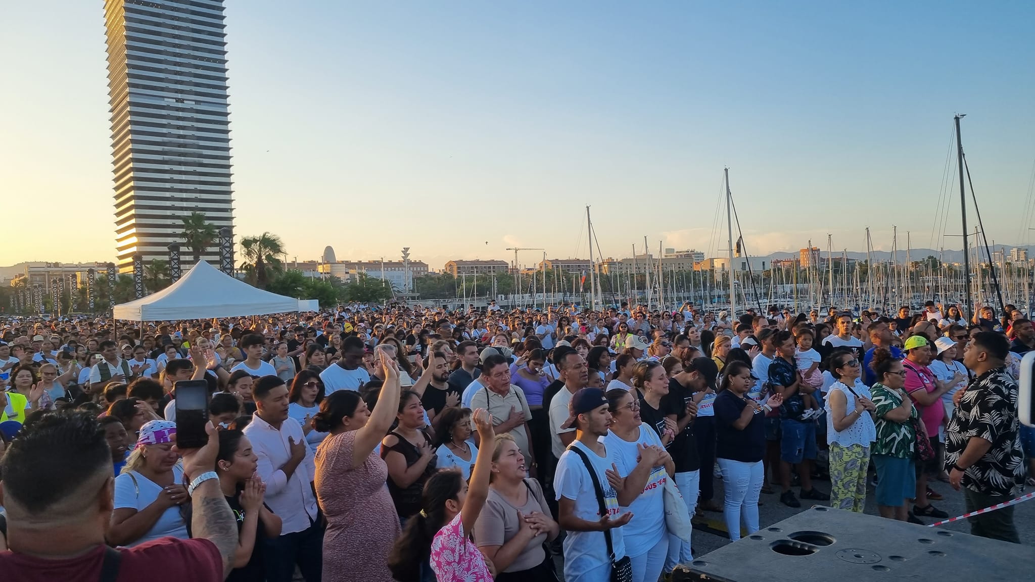 今年7月共有5千名福音派基督徒一同在佈道會上敬拜耶穌。（圖／翻攝自Facebook @Protestante Digital）